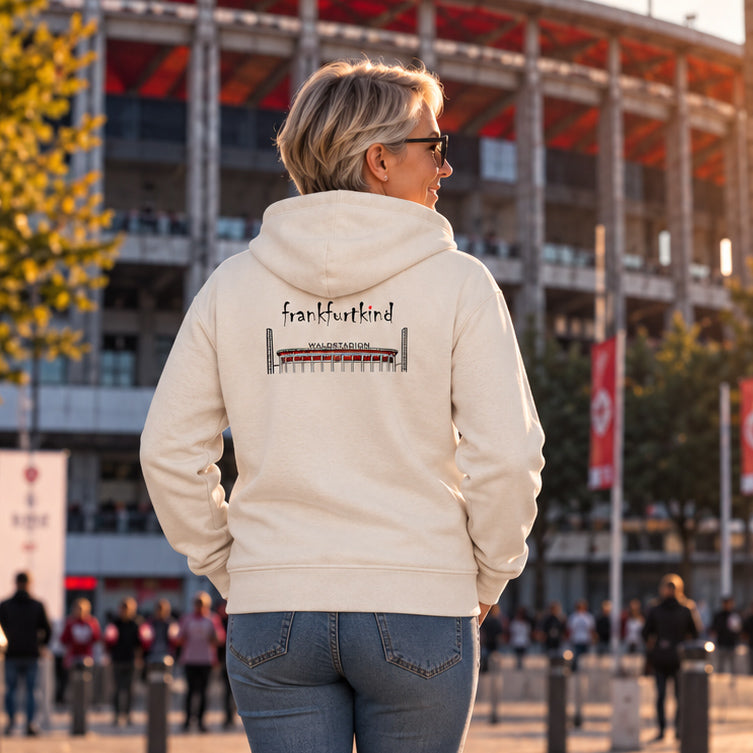 Off-white Farbener Frankfurt Waldstadion organic ZIP Hoodie von frankfurtkind mit Rückenprint, getragen von einem weiblichen Model.