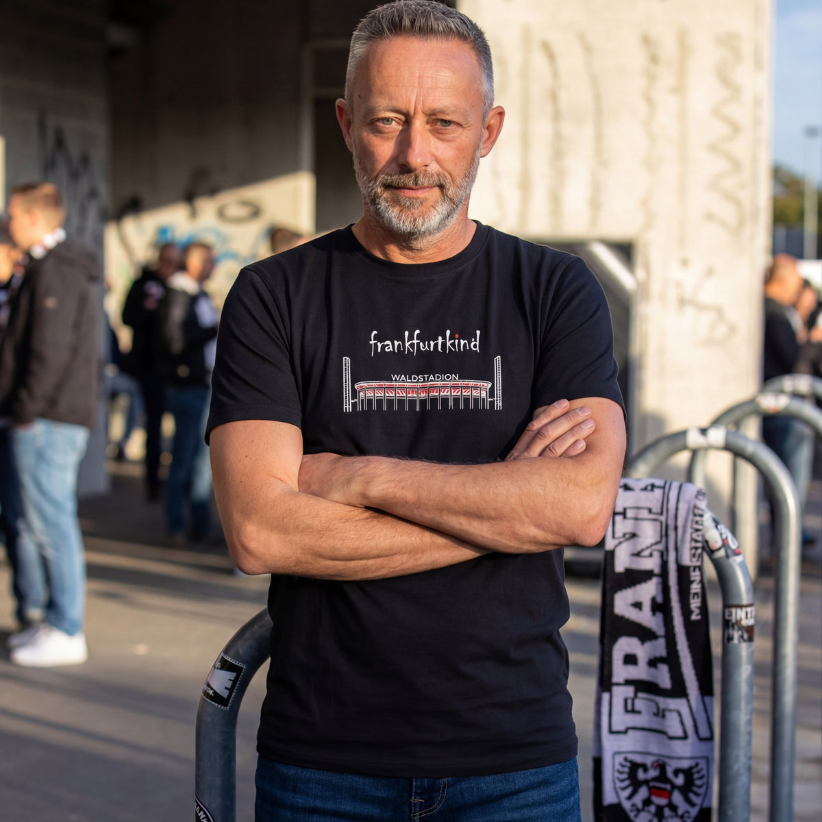 Schwarzes Waldstadion Frankfurt T-Shirt von frankfurtkind mit Frontprint, getragen von einem männlichen Model.