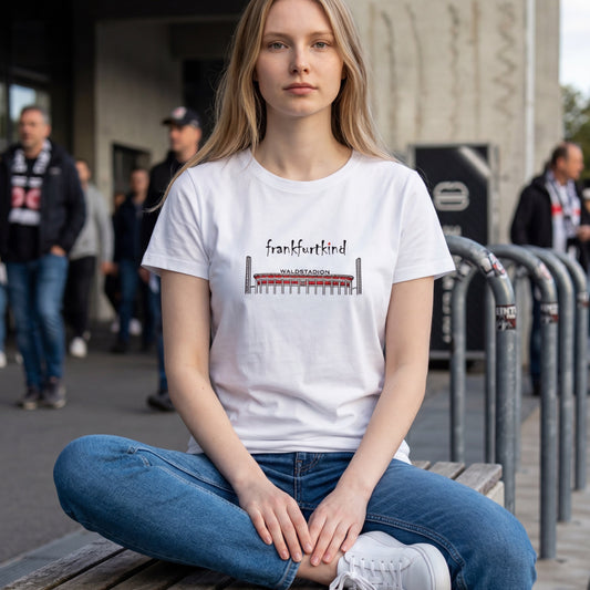 Weißes Waldstadion Frankfurt Damen T-Shirt von frankfurtkind mit Frontprint, getragen von einem weiblichen Model.