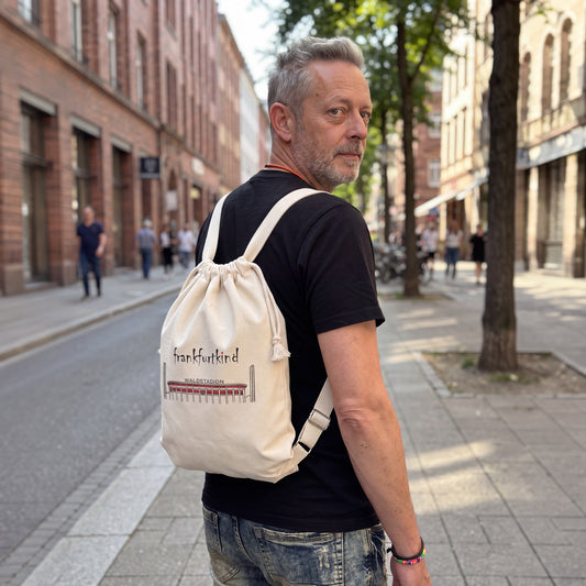 Natur farbener Waldstadion Frankfurt Travel Rucksack von frankfurtkind mit Print, getragen von einem männlichen Model.