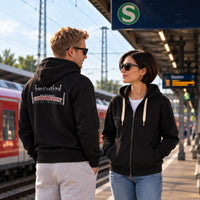 Schwarzer Waldstadion Frankfurt ZIP Hoodie von frankfurtkind mit Rückenprint, getragen von einem weiblichen und einem männlichen Model.