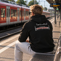 Schwarzer Waldstadion Frankfurt ZIP Hoodie von frankfurtkind mit Rückenprint, getragen von einem männlichen Model.