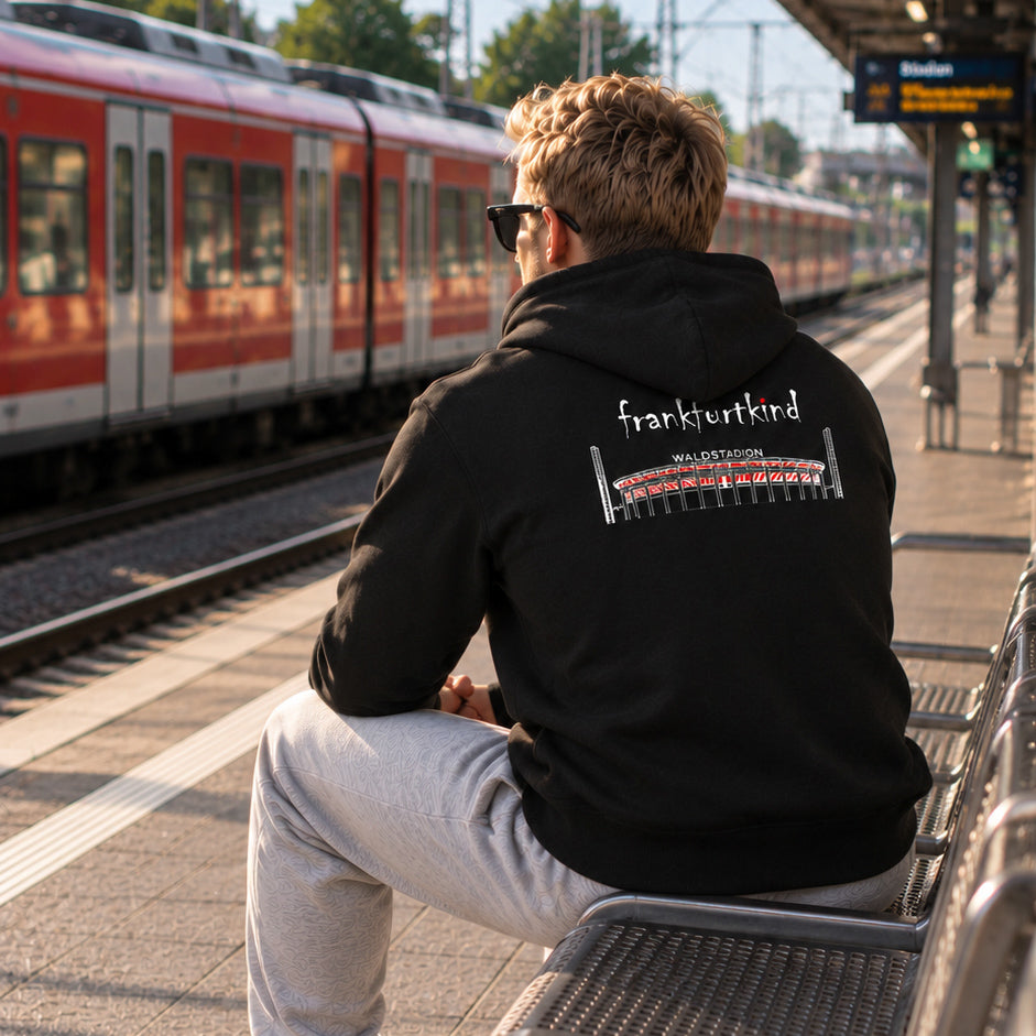 Schwarzer Waldstadion Frankfurt ZIP Hoodie von frankfurtkind mit Rückenprint, getragen von einem männlichen Model.