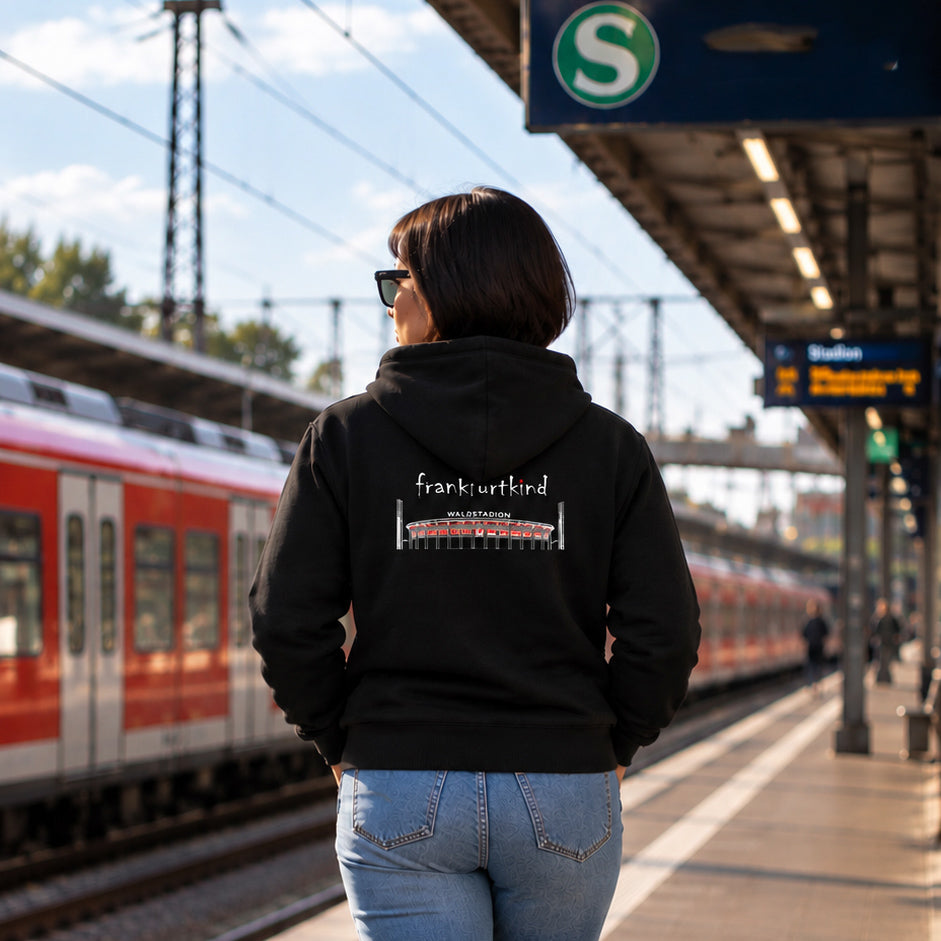 Schwarzer Waldstadion Frankfurt ZIP Hoodie von frankfurtkind mit Rückenprint, getragen von einem weiblichen Model.