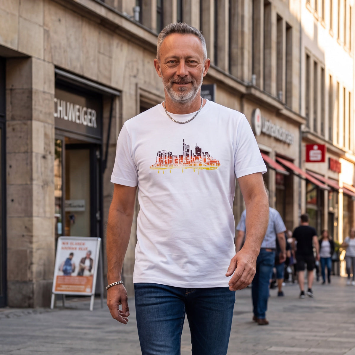 weißes Skyline in Deutschland Farben Frankfurt T-Shirt von frankfurtkind mit Frontprint, getragen von einem männlichen Model.
