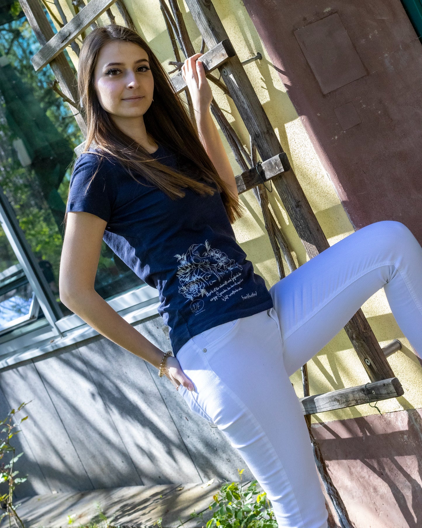 ganz ohne Worte by ozlems_tattooart | T-Shirt women Round-neck