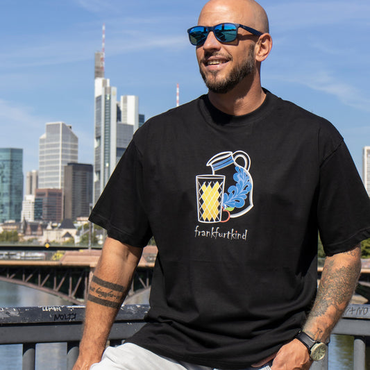Schwarzes Bembel Frankfurt Heavy Oversized T-Shirt von frankfurtkind mit Frontprint, getragen von einem männlichen Model.