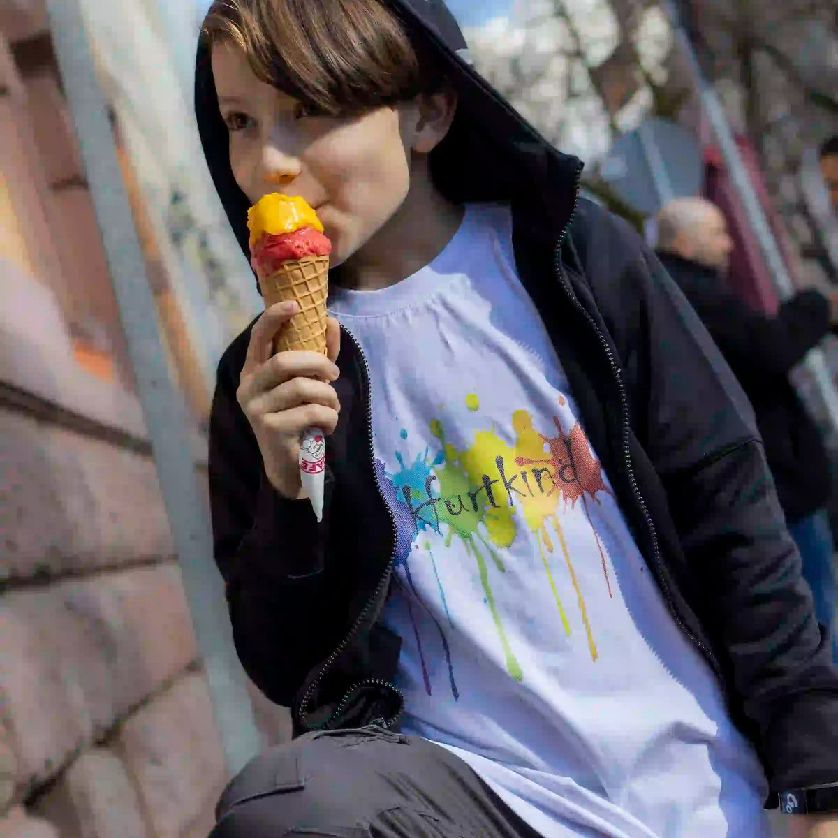 Weißes rainbow Frankfurt Kids T-Shirt von frankfurtkind mit Frontprint, getragen von einem Kind.