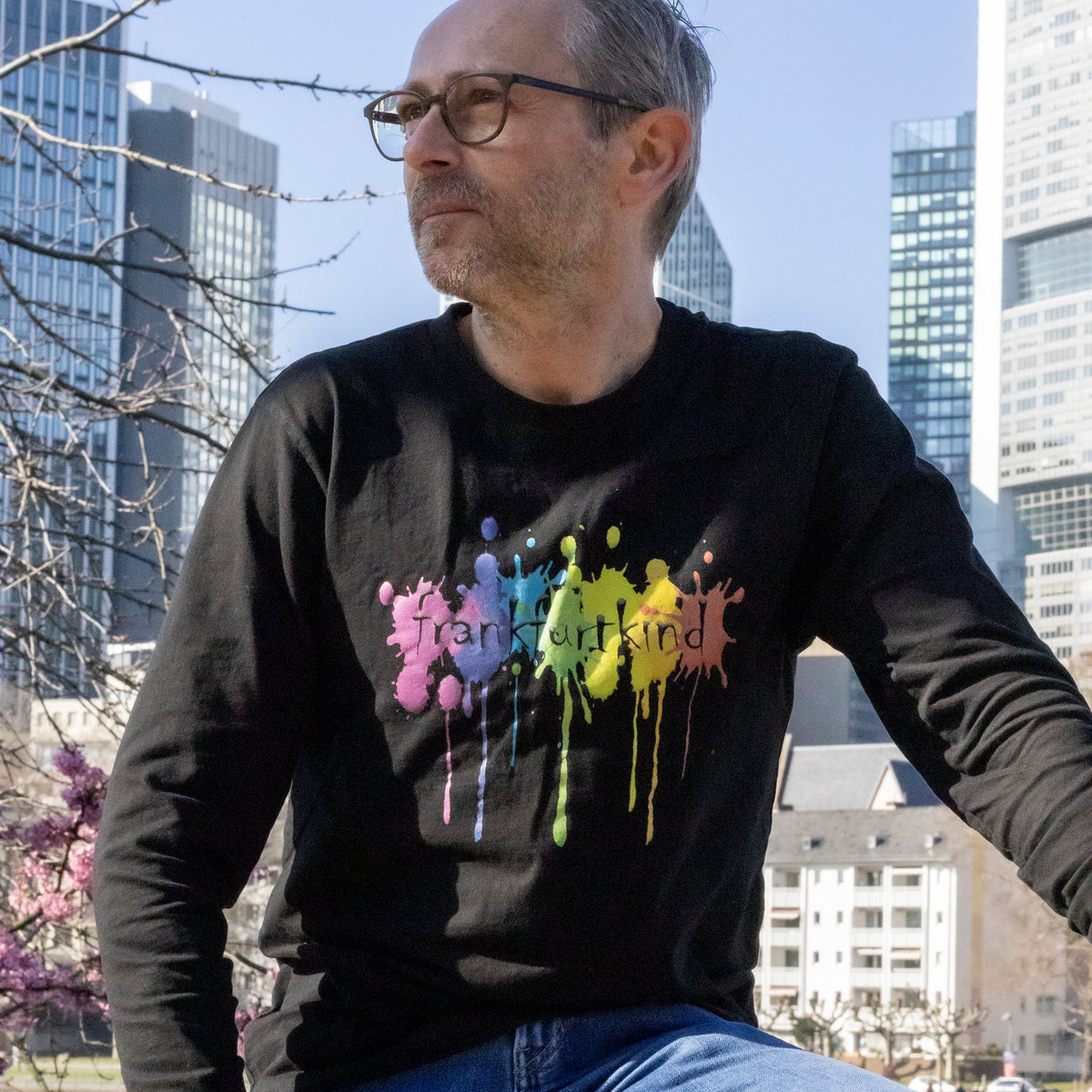 Schwarzes Rainbow Frankfurt Longsleeve von frankfurtkind mit Frontprint, getragen von einem männlichen Model.