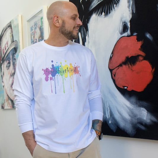 Weißes Rainbow Frankfurt Longsleeve von frankfurtkind mit Frontprint, getragen von einem männlichen Model.
