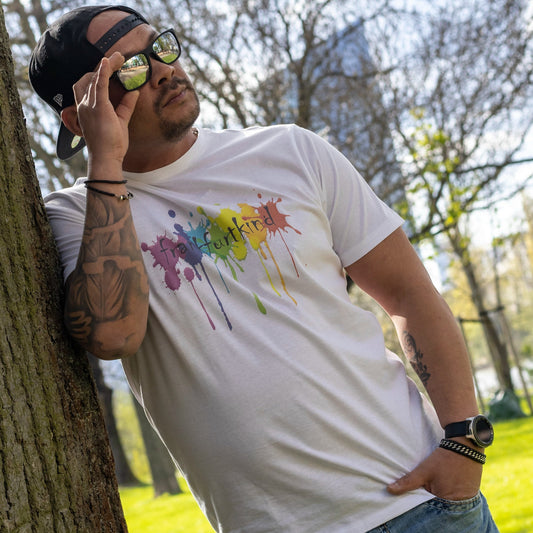 Weißes Rainbow Frankfurt T-Shirt von frankfurtkind mit Frontprint, getragen von einem männlichen Model.
