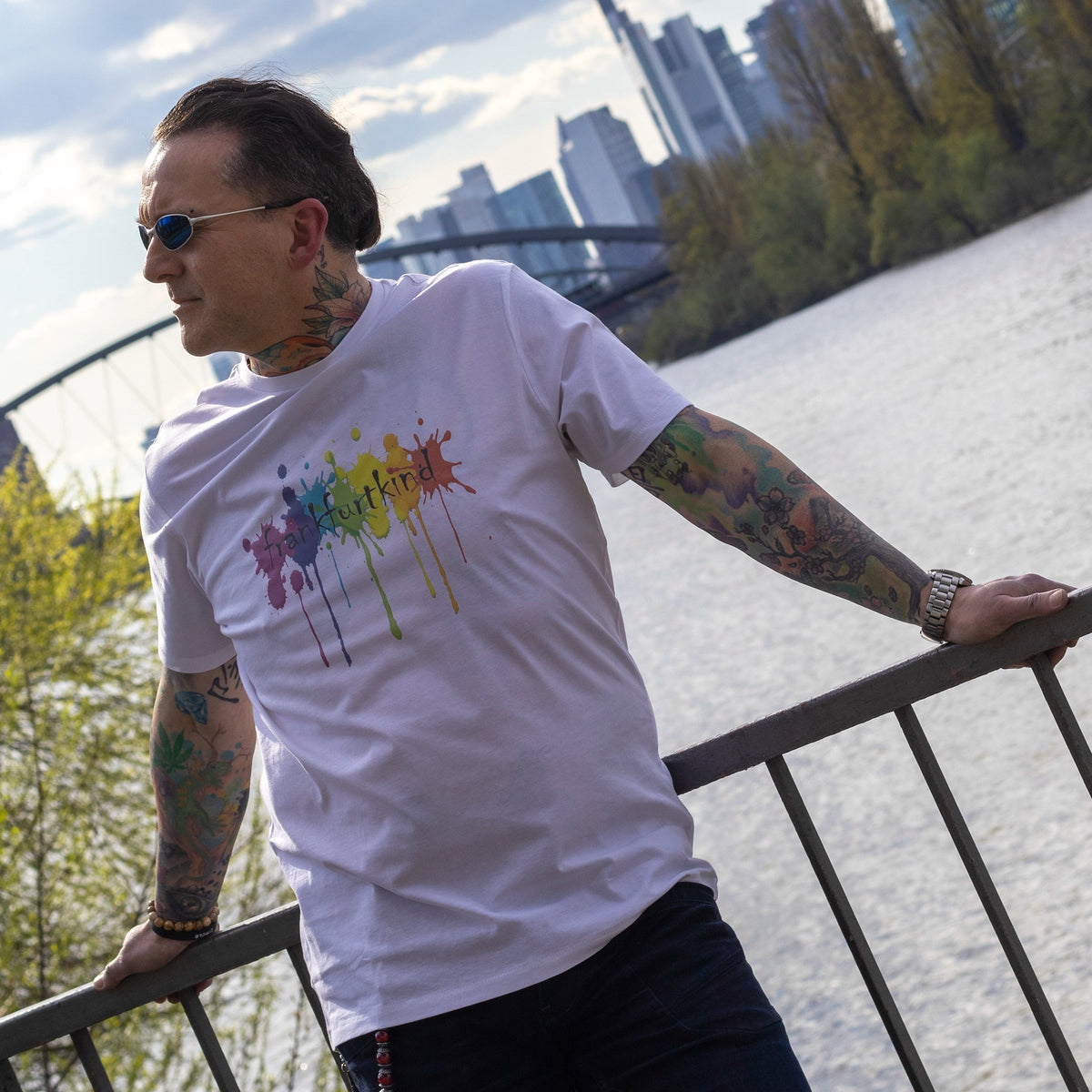 Weißes Rainbow Frankfurt T-Shirt von frankfurtkind mit Frontprint, getragen von einem männlichen Model.